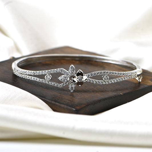 Silver bloom slender bracelet